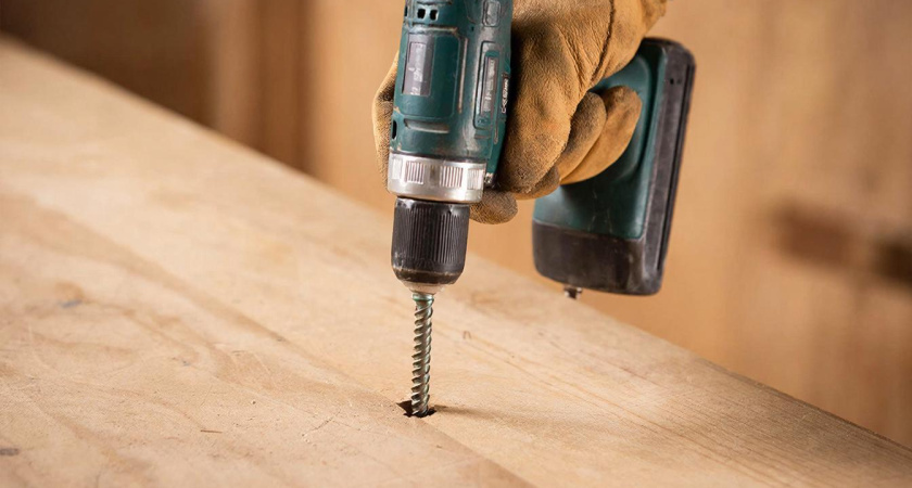 Саморез в расшатанном отверстии будет держаться как влитой: 2 простых способа фиксации