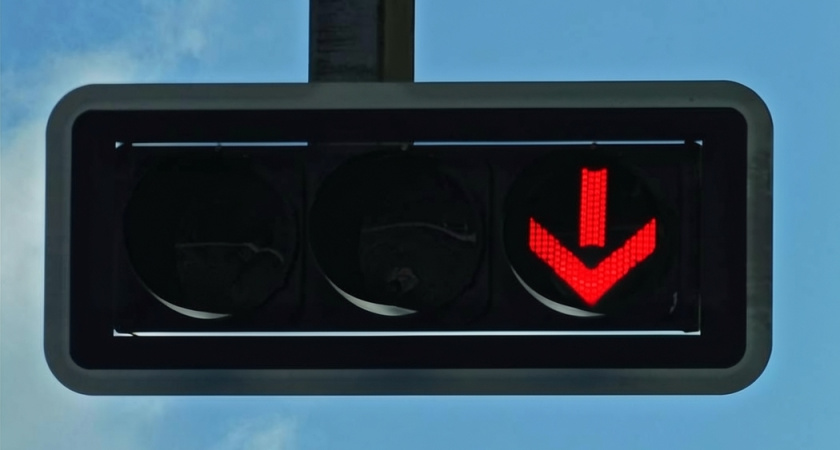 Красный свет, но еду дальше: как правильно проезжать светофор со стрелкой прямо, который ставит в тупик
