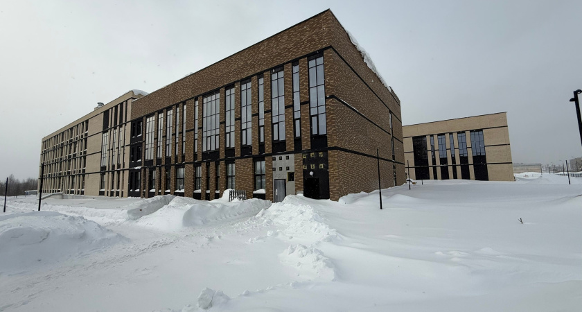 Строительство школы на 1000 мест в Удмуртии завершено на 89%: сроки сдвинулись, но отделка уже финиширует