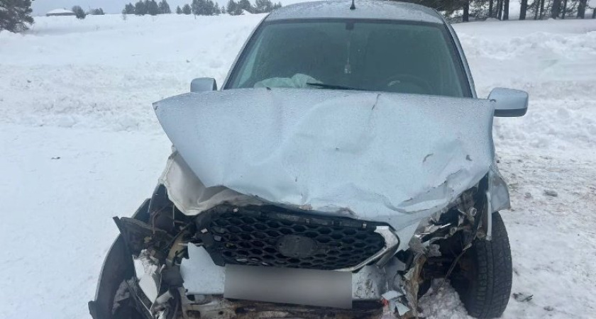 В Удмуртии 12-летняя девочка госпитализирована после столкновения Datsun и Lada по вине водителя без прав