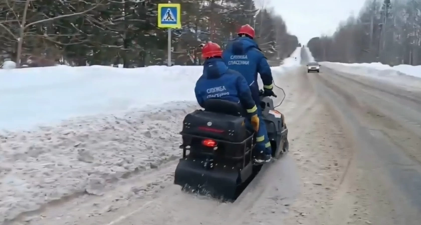 Спасатели Глазова эвакуировали 83-летнюю пенсионерку, застрявшую в снегу у реки Чепцы во время поисков собаки