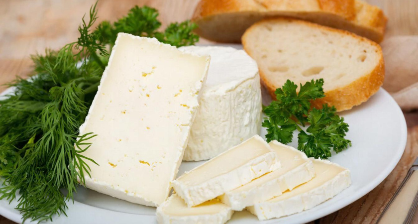 Наливаю молоко в банку, оставляю до утра — получаю нежный сливочный сыр: магазинный не сравнится