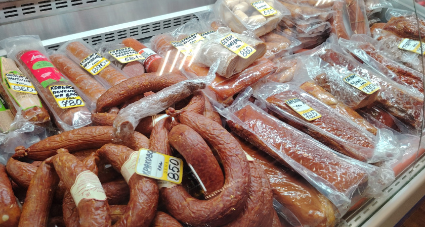 На "бумажную" колбасу укажут три буквы на упаковке: стоит приглядеться и оставить ее на полке магазина