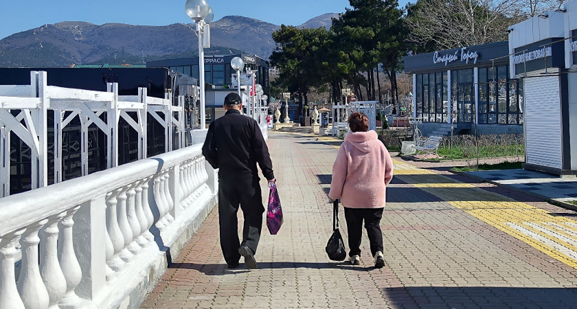 Море рядом и тихая жизнь: где в Крыму комфортно жить пенсионерам круглый год