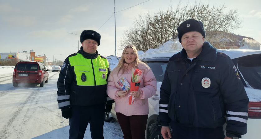 В Удмуртии сотрудники Госавтоинспекции поздравили водительниц с Международным женским днем