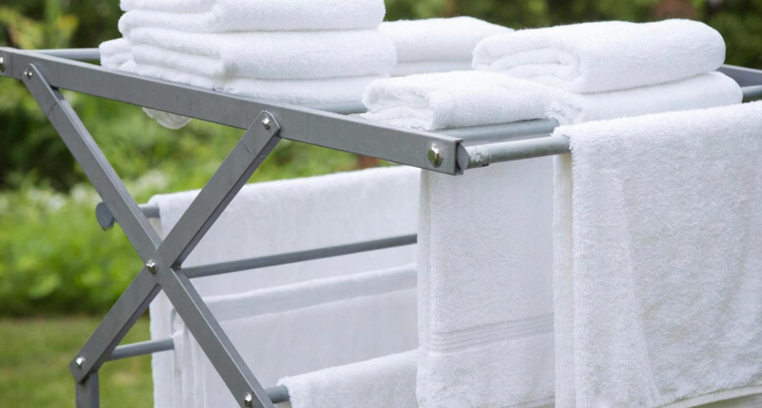 Кладу кухонные полотенца и прихватки на ночь в это: достаю - ни одного пятнышка. Даже старый жир исчезает