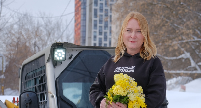 Александр Бречалов поздравил женщин-водителей, которые чистят дороги Удмуртии