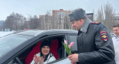 В Удмуртии автоинспекторы поздравили женщин за рулем с Международным женским днём