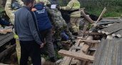 В Вавоже пенсионер оказался погребён под завалами ветхого сарая