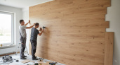 Вместо обоев укладываем на стену ламинат: простейший способ установки, а красота — невероятная