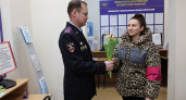 Полицейские Удмуртии поздравили женщин с 8 Марта прямо во время получения госуслуг