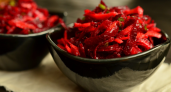Вкусный салат со свеклой: домашних от него за уши не оттащить — простой и быстрый рецепт