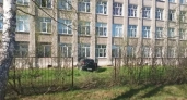 Иномарка протаранила гимназию в Удмуртии: женщина без прав спровоцировала цепное ДТП