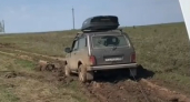  В Глазовском районе сотрудники ДПС вытащили застрявшую в грязи «Ниву»