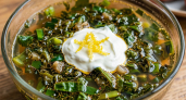 Все лето готовлю этот зеленый суп: вкусный способ съесть много зелени и молодой капусты — подаю с чесночной сметаной
