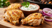 Мариную куриные бедра только так: вкусно и в духовке, и тем более на мангале — взбиваем лук и специи