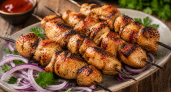 Теперь мариную куриные бедра только так: вкусно и в духовке, и тем более на мангале — взбиваем лук и специи