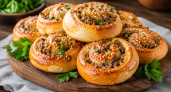 Вместо пирожков у меня вкуснючая улитка: берем фарш и картошку и получаем ароматный пирог — нежный, простой и готовится на раз-два