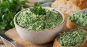 Зеленая намазка на летние бутерброды: вкуснючая, бюджетная и готовится 15 минут — на поджаренный хлеб, гренки и крекеры