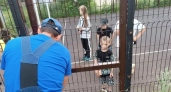 В Удмуртии спасатели вскрыли площадку, чтобы освободить запертых детей
