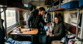 Пассажиры нижних боковых в недоумении: никто не против пустить к столику, но куда же тогда девать вещи и матрас