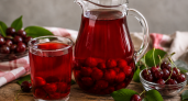 Вкус лета в каждом глотке: вишнёвый компот варится быстро, а освежает надолго — рубиновый цвет и яркий аромат делают его вкуснятиной