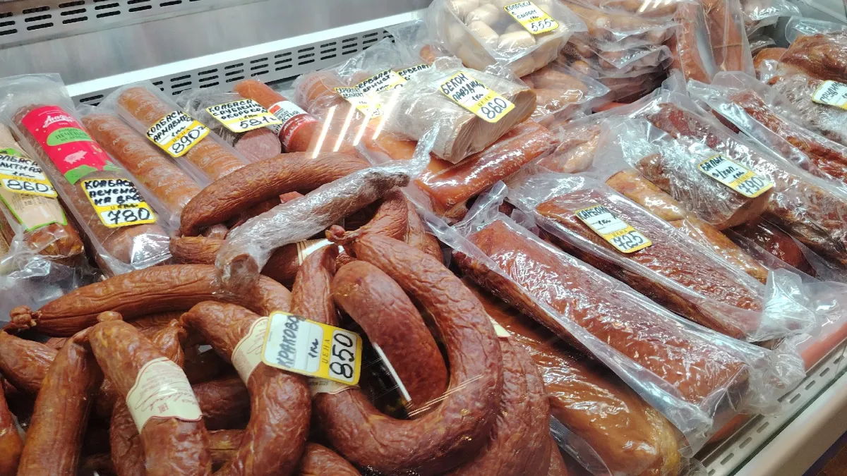 На "бумажную" колбасу укажут три буквы на упаковке: стоит приглядеться и оставить ее на полке магазина