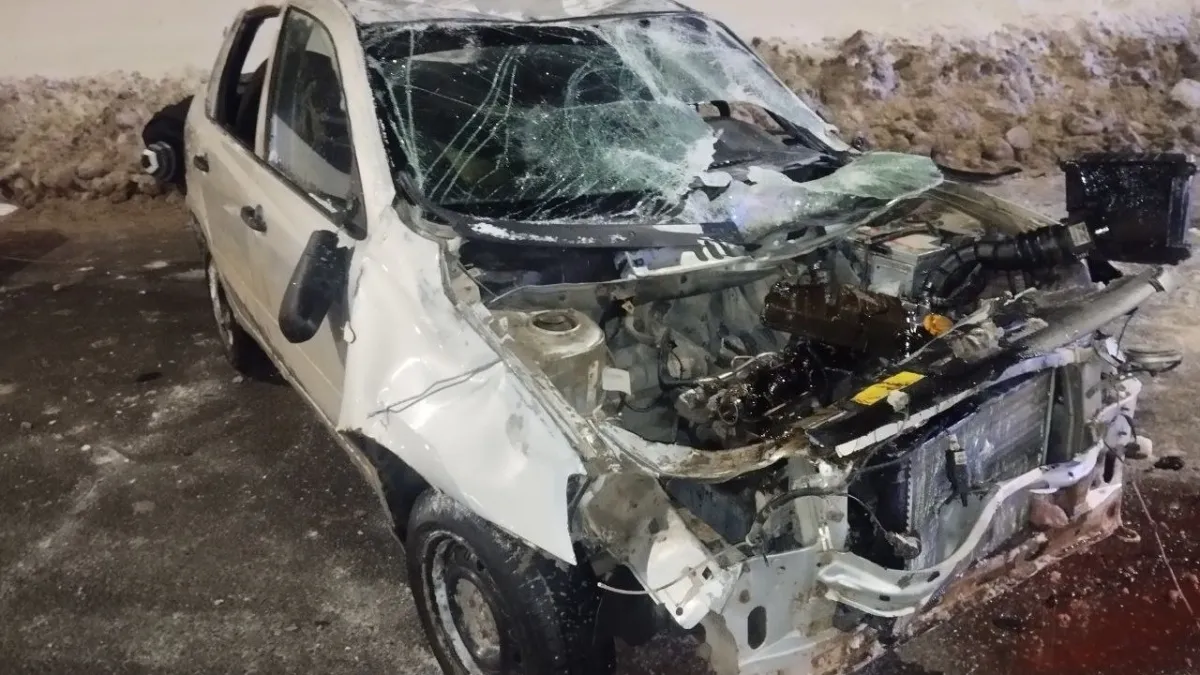 В Ижевске 19-летняя «бесправница» на «Ладе» влетела в снежный вал и перевернулась