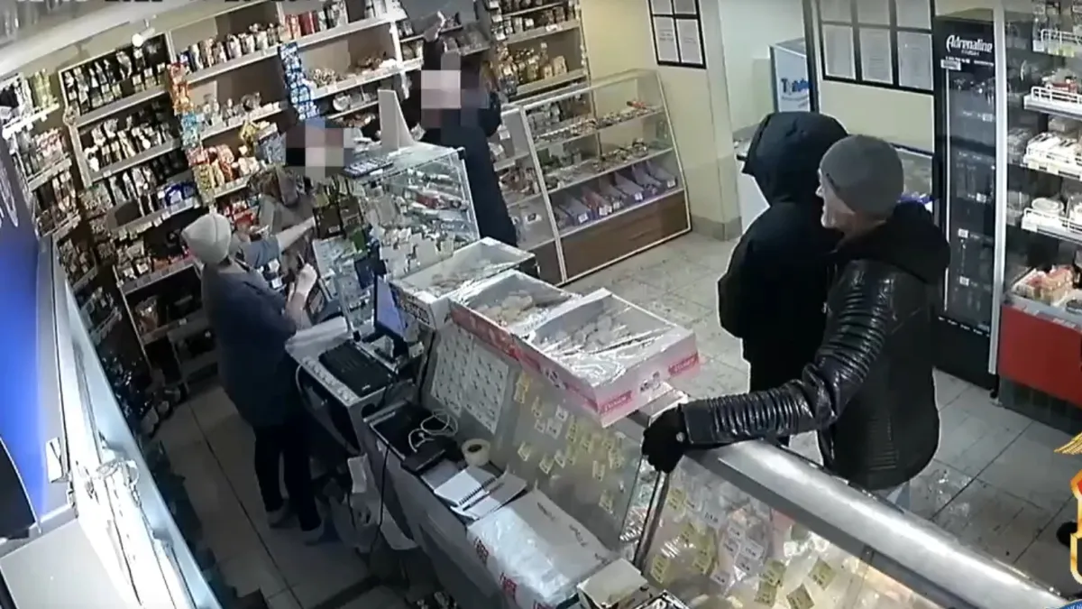 В Ижевске мужик попросил у собутыльника добавки, а не получив - сломал ему нос и обокрал