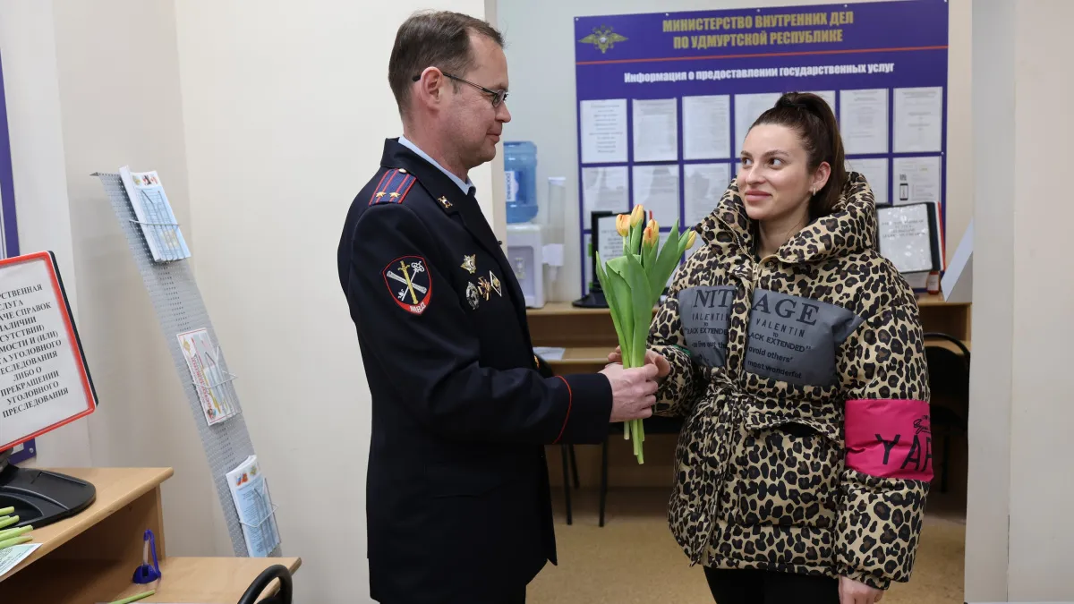 Полицейские Удмуртии поздравили женщин с 8 Марта прямо во время получения госуслуг