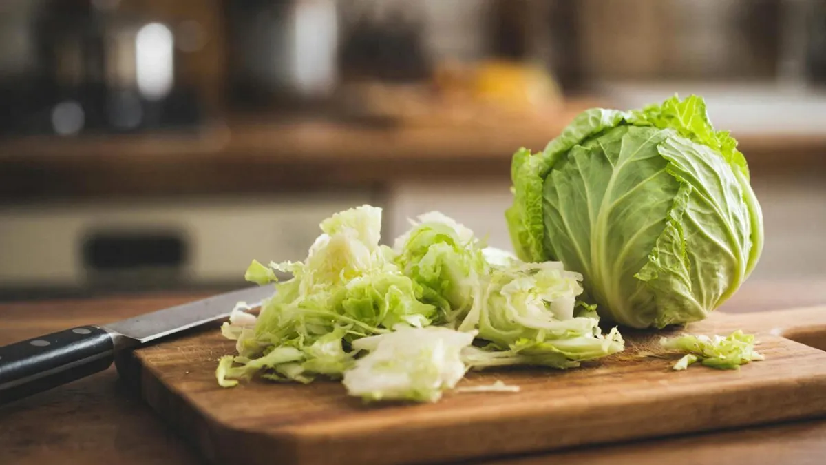 Больше не выбрасываю кочерыжки и жесткие части от капусты: друг повар рассказал, как они у себя в ресторане их используют