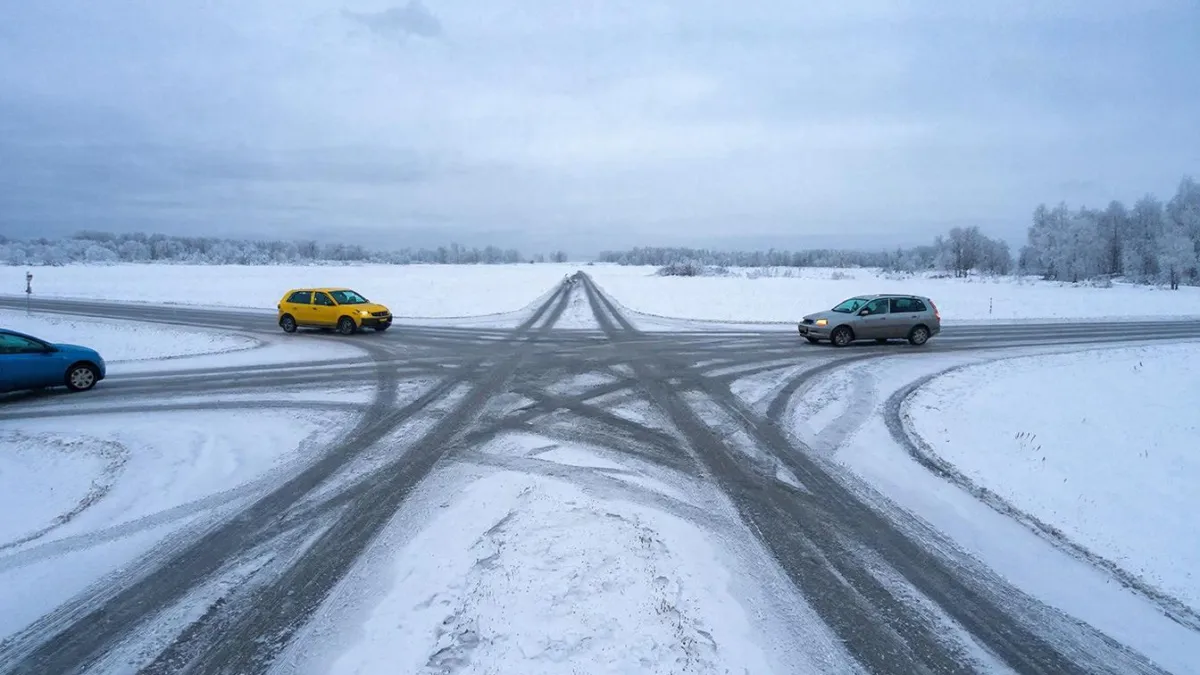 Кто по правилам ПДД едет первым на У-образном перекрёстке без знаков
