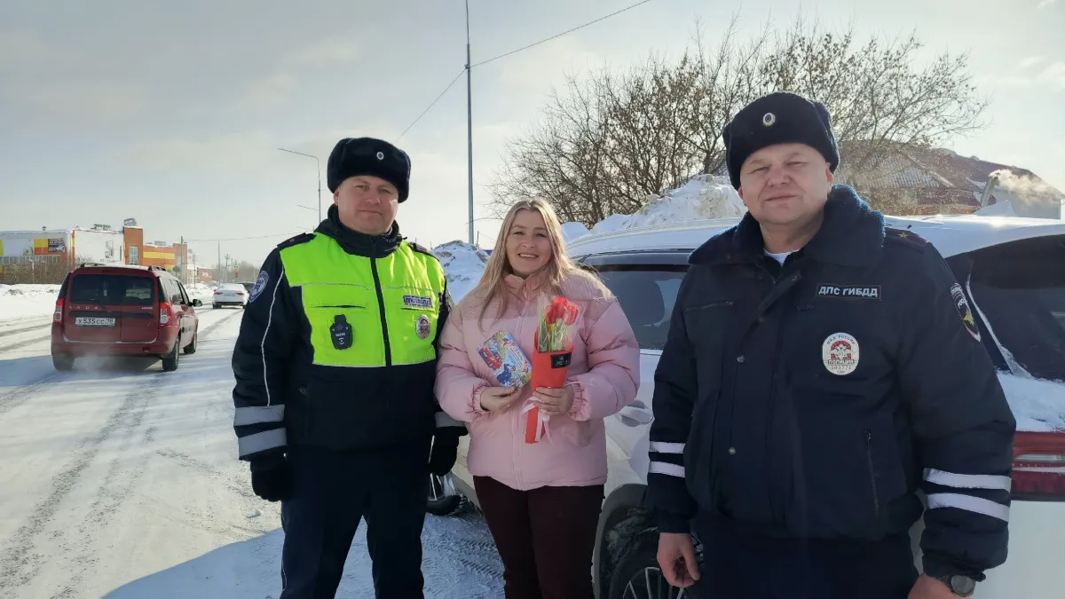 В Удмуртии сотрудники Госавтоинспекции поздравили водительниц с Международным женским днем