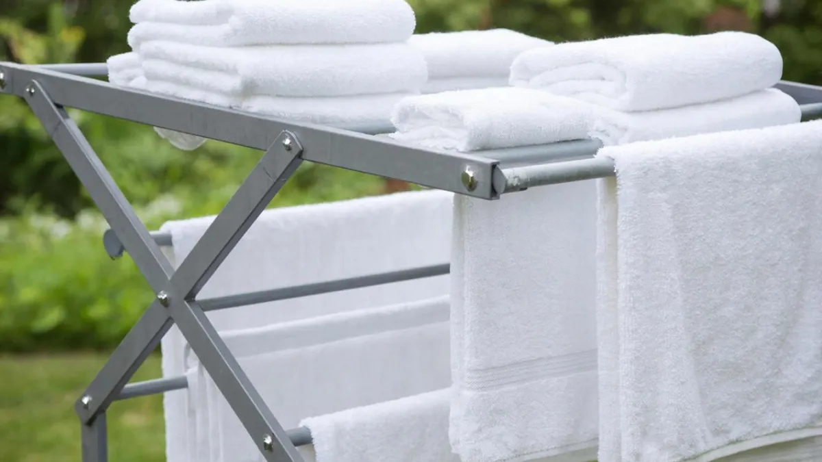 Кладу кухонные полотенца и прихватки на ночь в это: достаю - ни одного пятнышка. Даже старый жир исчезает