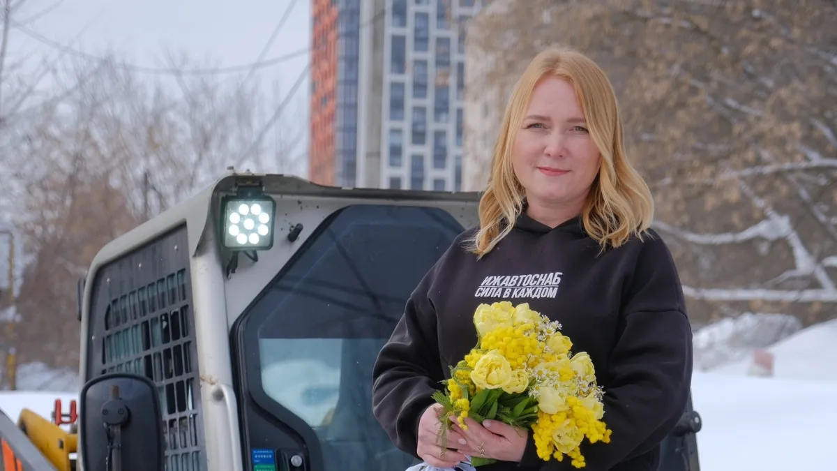 Александр Бречалов поздравил женщин-водителей, которые чистят дороги Удмуртии