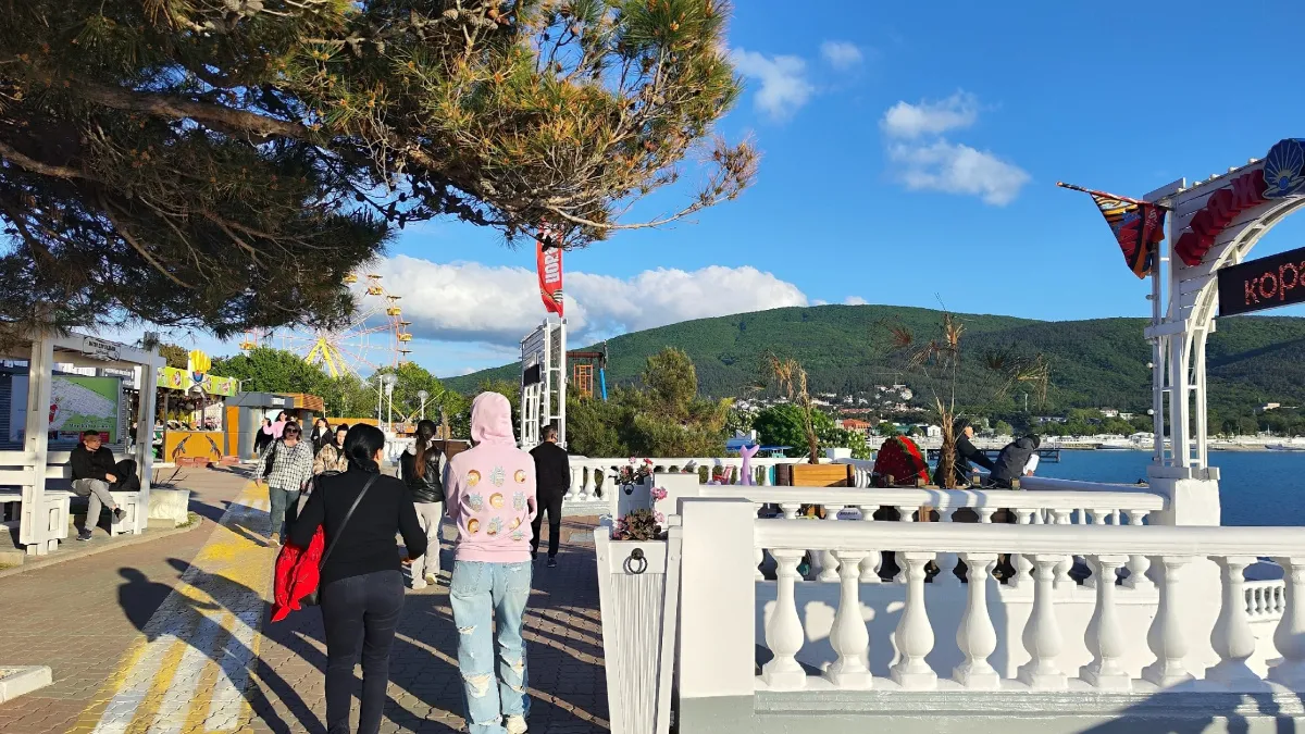 Холодное море, невкусная еда, дешевая одежда: как россияне тотально экономят на всем