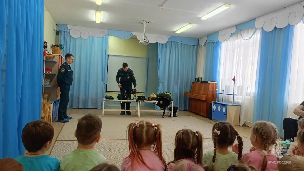 В Глазове спасатели пришли в детский сад: дети мерили форму и учились звонить по «112»