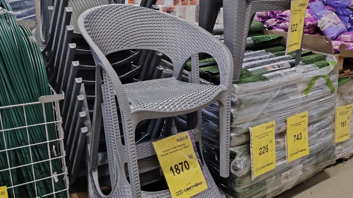 Март на дворе, а в Светофоре уже летний завоз. Берут сразу по 2: от мультиварки до тентов, леек и носков