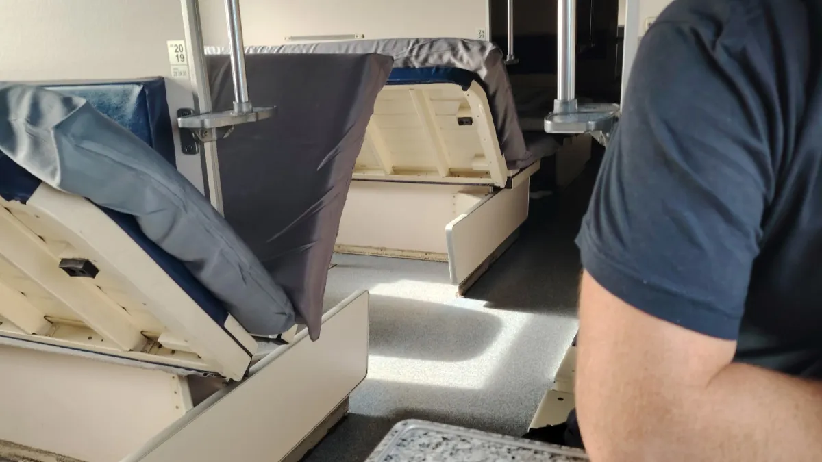 В РЖД запустили в рейсы по России плацкарт нового поколения с увеличенными полками и местами