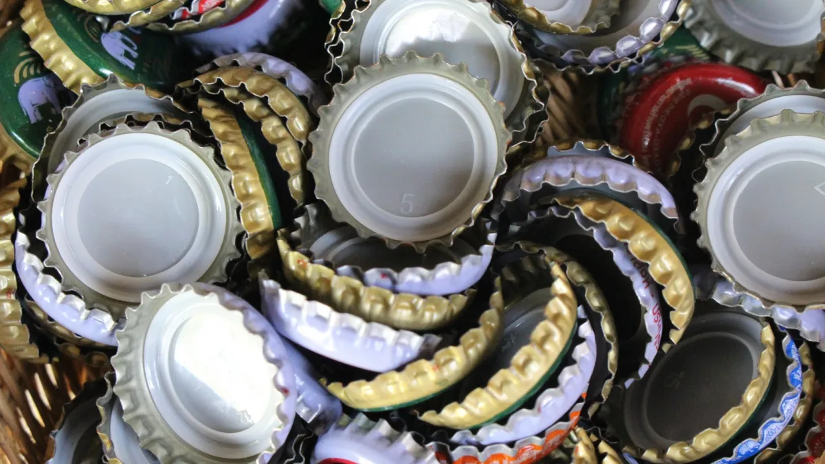 Больше не выкидываю крышки от банок: делаю из них кучу нужных вещей для дома – выручает в хозяйстве