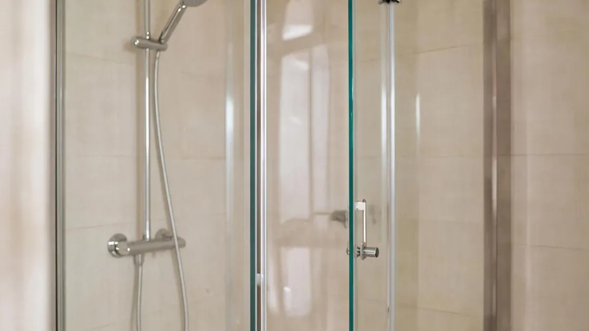 Шторка в ванной уже не в моде: найден более удобный вариант — выглядит дороже и служит дольше