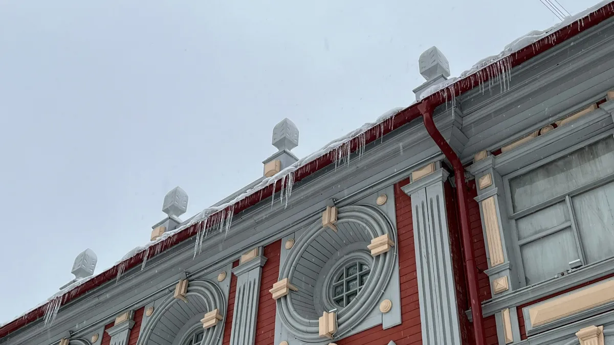 В Удмуртии три человека пострадали от падения сосулек за двое суток