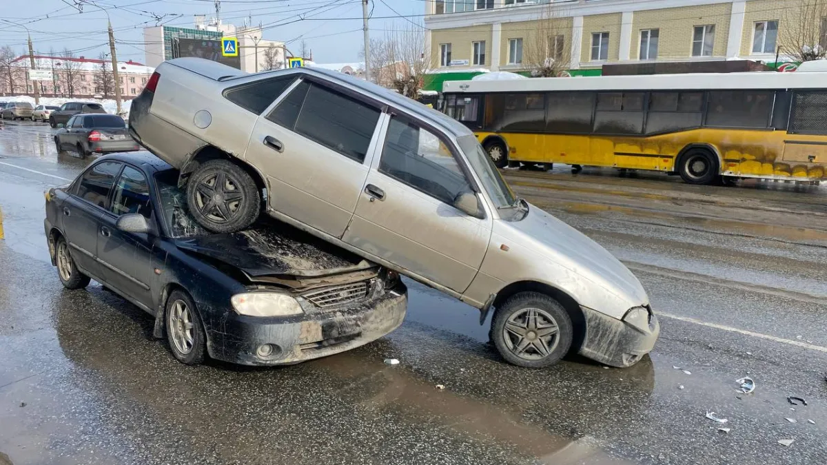 В Удмуртии легковой автомобиль заехал на капот попутной иномарки в результате ДТП