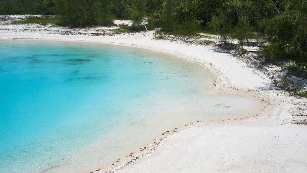 "Русские Мальдивы" на любой кошелек: белый песок, ярко-бирюзовая вода и озера с глиной — и без туристов
