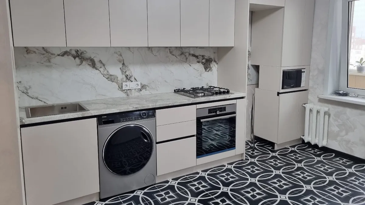 Кухонный «фартук» из плитки уходит в прошлое: чем его заменили в 2026 для идеальной чистоты