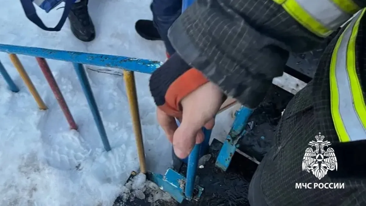 В Удмуртии спасатели вызволили ребенка, застрявшего ногами в конструкции горки