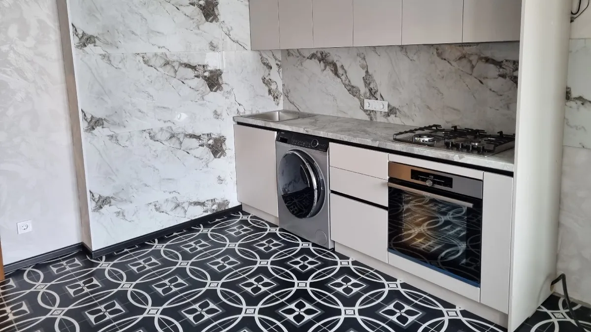 Плитка на полу кухни уже не в моде: чем ее заменили в 2026 для идеальной чистоты