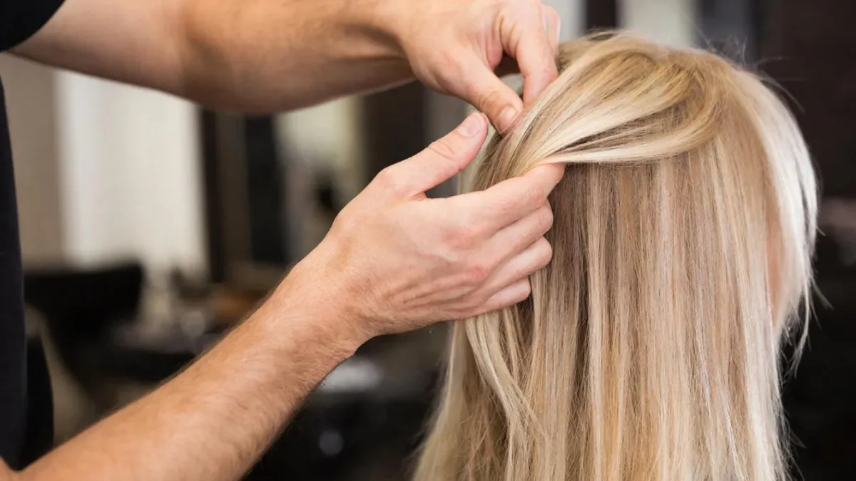 Стилист рассказал, какие причёски сейчас выглядят «по-деревенски» дешево