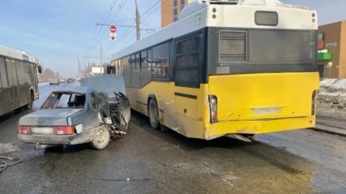 Лишенный прав водитель протаранил пассажирский автобус в Удмуртии