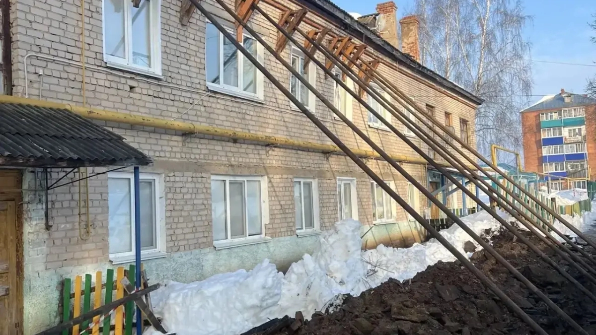Жильцов аварийного дома в Удмуртии пустят в здание, чтобы забрать необходимые вещи